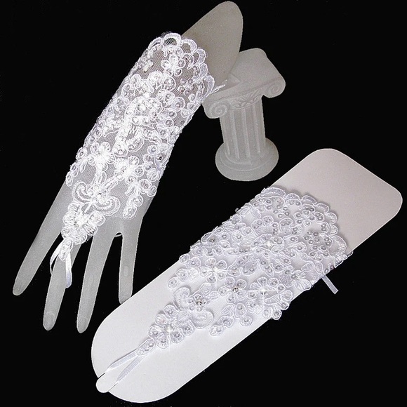 2 Pairs Lace Gloves - Picture 3 of 6